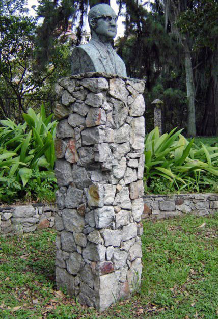 Busto de Neftalí Noguera Mora. 