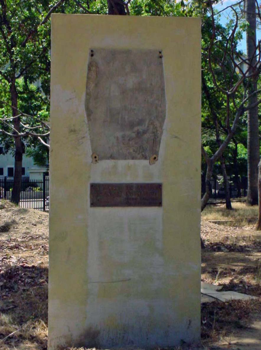 Pedestal vacío de Relieve Homenaje Simón Bolívar. Fotografía GUBS