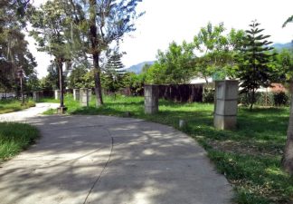 Algunos de los pedestales de los 19 que quedaron sin los bustos que sostenían en el parque de Los Escritores Merideños. Mérida, Venezuela. Foto Samuel Hurtado Camargo, 2017.