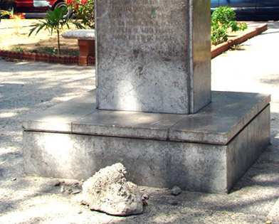 El pedestal sin el busto de bronce de Andrés Eloy Blanco. Foto Nayrobis Rodribuez / archivo IAM Venezuela, julio 6 de 2018.