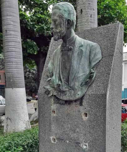Busto Michelena sin la placa, en la plaza del antiguo Ateneo de Valencia. Estado Carabobo, Venezuela. Foto Lizett Álvarez, julio de 2018.