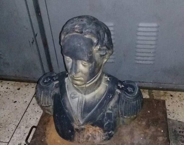 Busto de Rafael Urdaneta recuperado por la Policolon, en la ciudad de Santa Bárbara del Zulia. Foto cortesía DIEP.