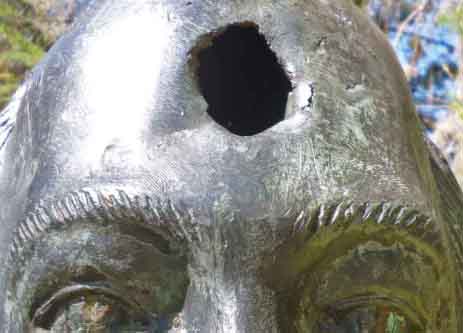 Detalle de la perforación en la frente de la escultura de José Vicente Nucete. Parque El Rincón de los Poetas, Mérida, Venezuela. Foto Marinela Araque, noviembre 2017.