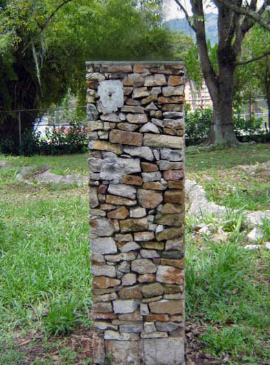 En un pedestal como este estaba el busto de José Berti, en el parque de Los Escritores Merideños. Foto Samuel Hurtado Camargo / archivo IAM Venezuela, 2005.