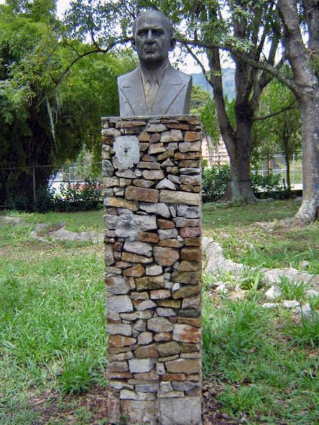 El busto a Carracciolo Parra Pérez fue inaugurado el 16 de septiembre de 1966. Foto: Samuel Hurtado Camargo, 30 de octubre de 2005.