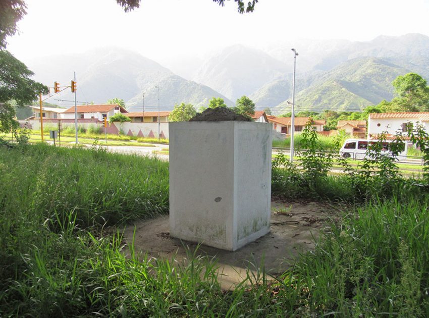Pedestal sin el bronce en homenaje a Ramos de Lora. Mérida-Venezuela. Foto Samuel Hurtado Camargo, julio 6 de 2018 / archivo IAM Venezuela 