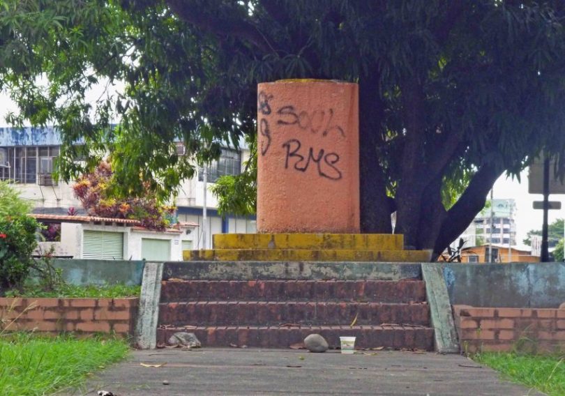 Pedestal sin el busto de José de la Cruz Carrillo, en el parque Los Trujillanos, de Barinas. Foto Marinela Araque / archivo IAM Venezuela, 2017.