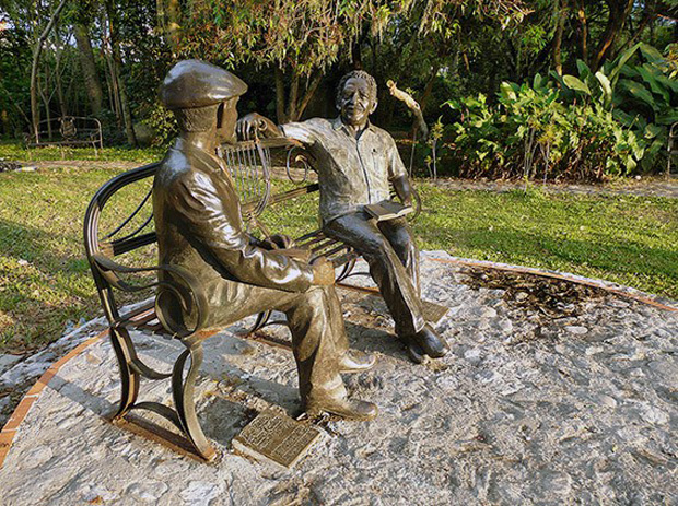 "La conversación" es un monumento tributa a Gabriel García Márquez y Tulio Febres Cordero. Foto Jesús Araque, 2009.