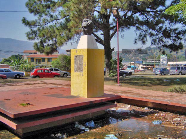 En 2006 robaron la placa conmemorativa del monumento a Humboldt. Mérida, Venezuela. Foto Samuel Hurtado Camargo / archivo IAM Venezuela, febrero 4 de 2007.