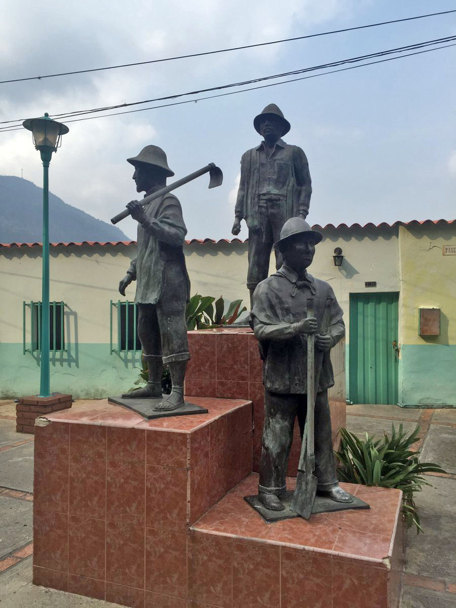 Monumento a Los Primeros Pobladores de Zea, Mérida. Foto @AdanContreras2.