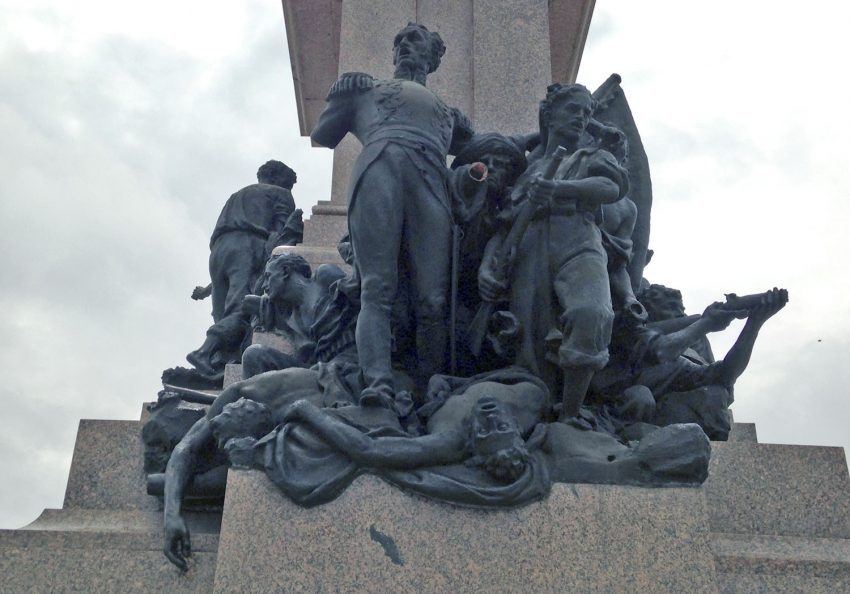 Monumento a Sucre. En primer plano, la mutilada estatua del Libertador y otras figuras. Parque Ayacucho, Barquisimeto. Foto Keren Torres / archivo IAM Venezuela, mayo 2018.