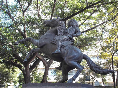 Estatua ecuestre original de Vuelvan caras, de Andrés Pérez Mujica. Foto en Wikihistoria del Arte Venezolano_Vereda ULA