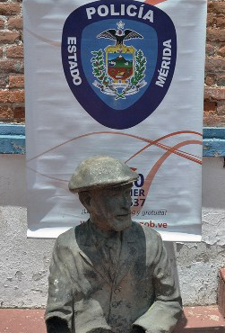Lo que quedó de la escultura de don Tulio, robada en 2017 en el paseo de la Lectura, en Mérida - Venezuela. Foto cortesía Alcaldía de Mérida.