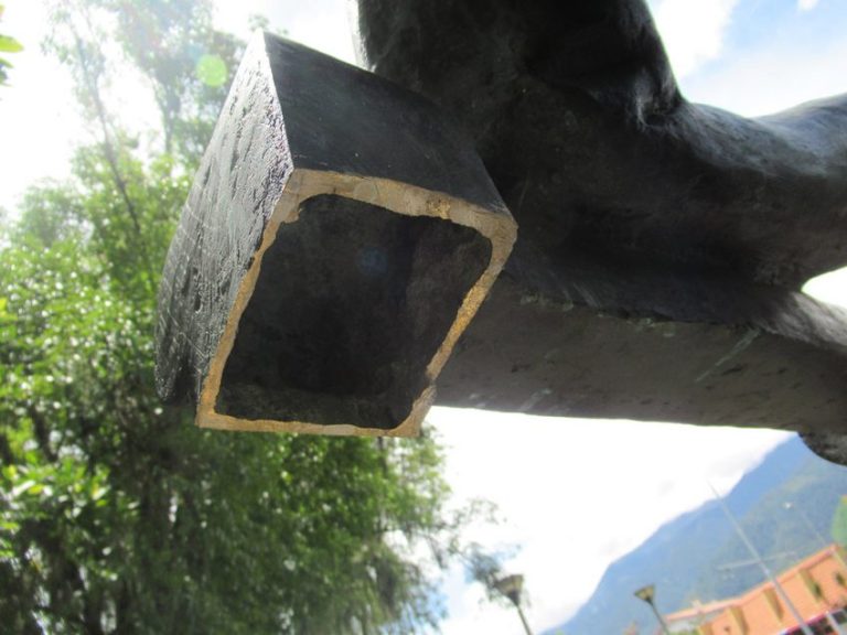 Parte posterior del apoyabrazo lateral izquierdo del monumento a Andrés Bello. Foto Samuel Hurtado, mayo 2018.