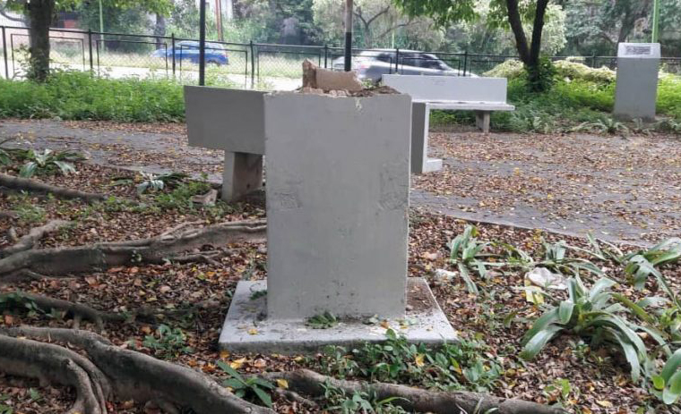 Pedestal del busto de Enrique Bernardo Núñez, robado el miércoles 19 de septiembre en Carabobo. Foto: Prensa CNP, septiembre 19 de 2018.