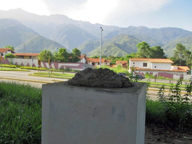 Pedestal donde estaba el bronce en -homenaje al fray Ramos de Lora. Mérida-Venezuela. Foto Samuel Hurtado Camargo / archivo IAM Venezuela, julio 6 de 2018.