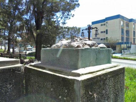 Pedestal donde estaba el busto del general León Febres Cordero. Foto: Samuel Hurtado Camargo, 2 de noviembre de 2017.