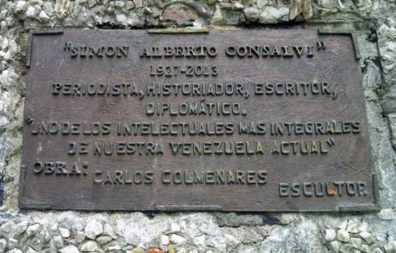 Solo quedó la placa adosada en el pedestal del monumento a Simón Alberto Consalvi. Foto: Samuel Hurtado Camargo, 21 de junio de 2017.