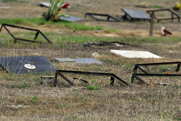 Tumbas sin sus lápidas en el Parque Cementerio Metropolitano del Este, en Barquisimeto. Foto Daniel Arrieta / diario El Impulso, enero 2018.