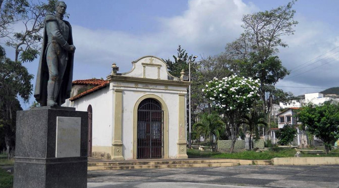 A la estatua de Sucre en Carúpano le robaron su espada. Foto Otilio Rodríguez en el blog Carupanízate.