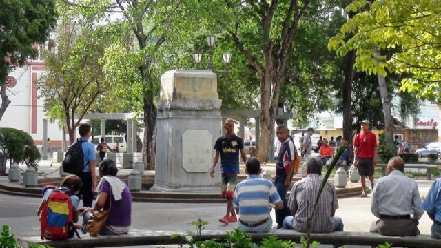 El pedestal solitario en la centenaria plaza central de Carúpano, estado Sucre-Venezuela. Foto Javier Vivas Santana, TW @jvivassantana.