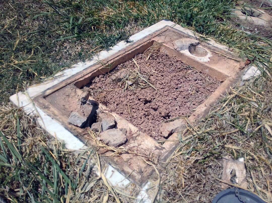 La administración del Cementerio del Este sustituirá las lápidas metálicas por piezas de granito. Foto Julett Pineda Sleinan / Efecto Cocuyo, mayo 2018.