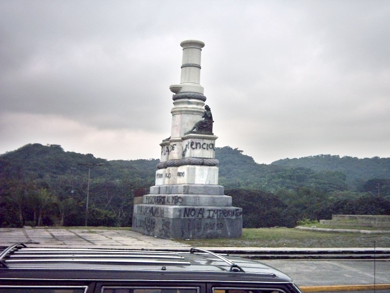 Monumento a Colón en el Golfo triste, sin la estatua centenaria del maestro Rafael de la Cova. Foto Oscar / Wikipedia. Dominio público.