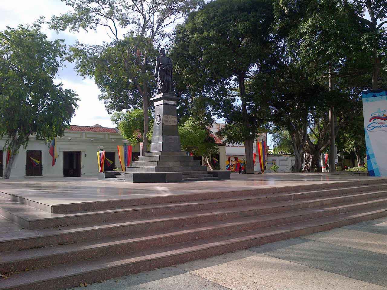Plaza Bolívar de Cumaná, estado Sucre-Venezuela. Foto Nixón / Wikimedia Commons, 2013.