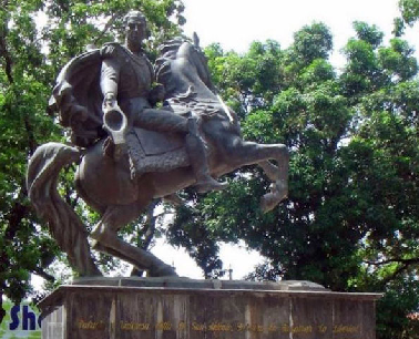 La estatua ecuestre de la plaza Bolívar de San Antonio del Táchira es copia de la que preside la plaza Bolívar de Caracas, de Adamo Tadolini. Foto diario La Nación