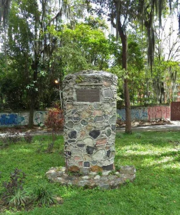 Pedestal que sostenía el busto de Simón Alberto Consalvi. También víctima del pillaje en el parque Humberto Ruiz Fonseca de Mérida. Foto Samuel Hurtado, 21 de junio de 2017.