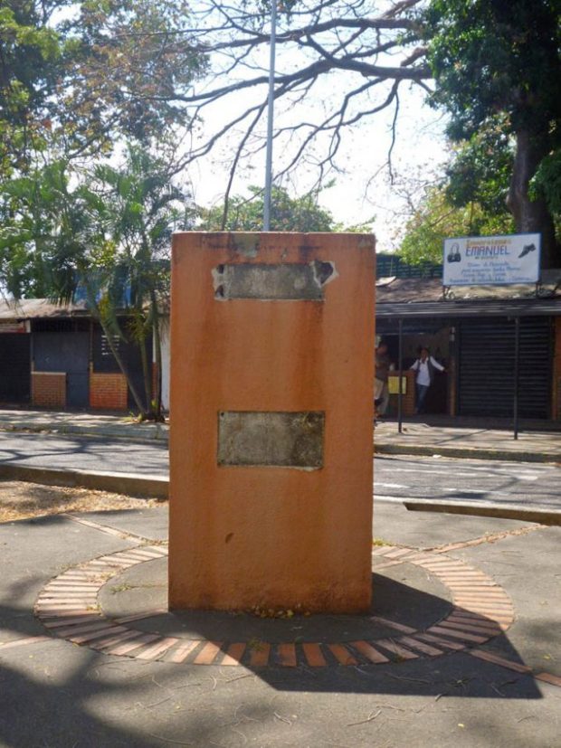 Pedestal sin el busto de Antonio Nicolás Briceño, robado en Barinas en diciembre de 2018, pese a las denuncias previas de IAM Venezuela. Foto Marinela Araque, 2019.