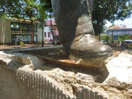 Intentos de hurtar la estatua de Alberto Arvelo Torrealba, en Barinas. Foto Marinela Araque, abril 2019 / Archivo IAM Venezuela.
